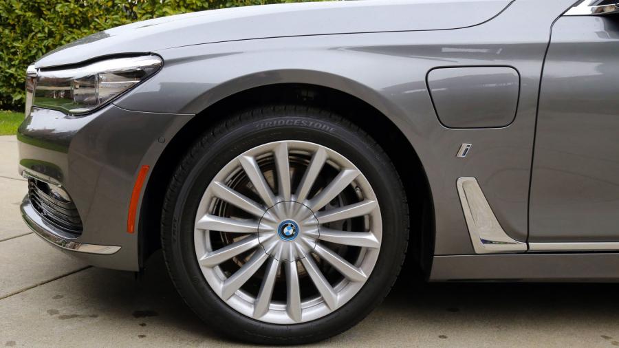 Детали экстерьера BMW 740e iPerformance (G11) 2018 года  (NA) (фото 7 из 40)
